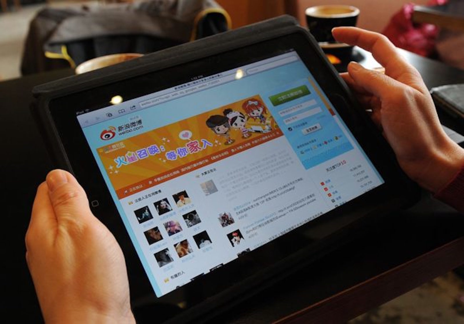 Sina Weibo site on a tablet.