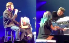 Lady Gaga and Bradley Cooper Duet Shallow live for the first time.