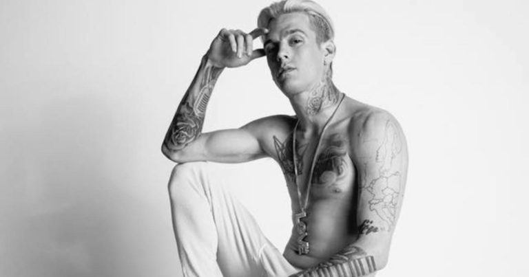 Aaron Carter breaks down crying while performing at club 