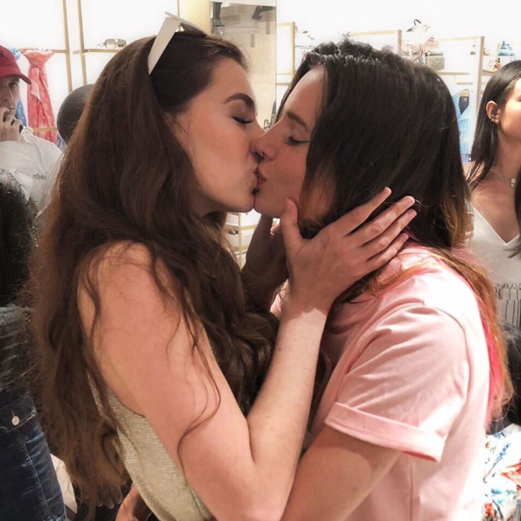 Thorne kiss photo bella Bella Thorne