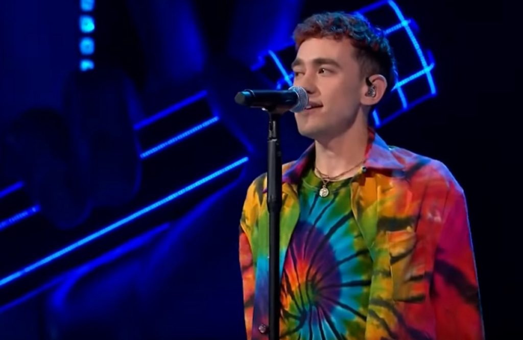 Olly Alexander singing on The Voice of Poland