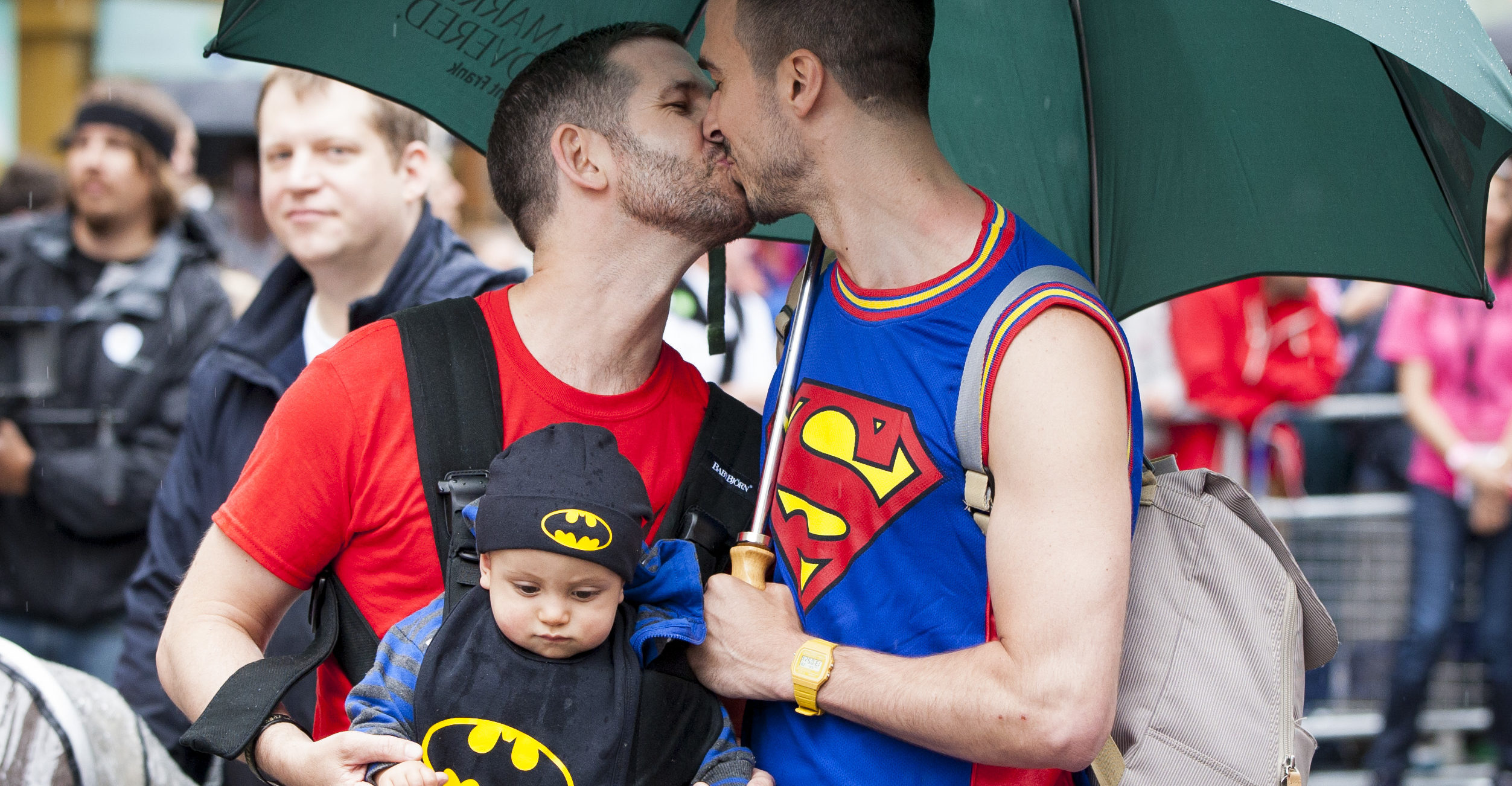 gay cop kisses boyfriend at gay pride nyc