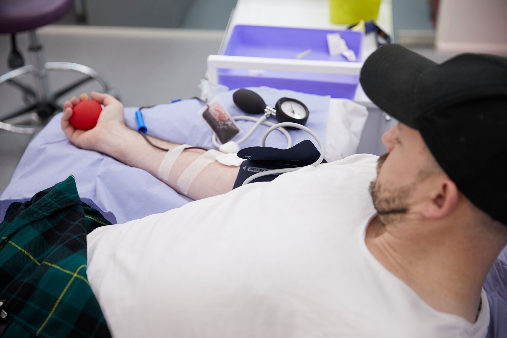 A queer man donates blood at the 'illegal blood bank', set up by activists to highlight backwards laws. (UNILAD)