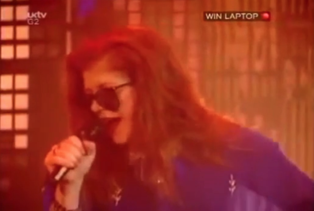Singer Kirsty MacColl, who sang alongside The Pogues for a 'Fairytale of New York' cover, once changed a controversial lyric live on Top of the Pops in 1992. (Screenshot via YouTube)