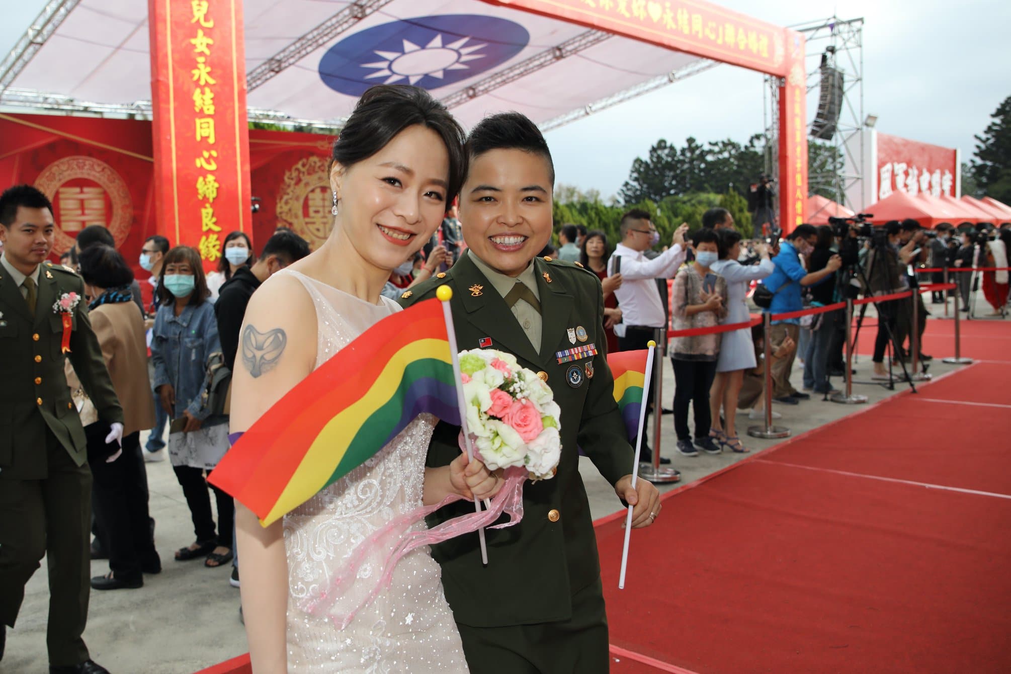 Taiwan Lesbian Couples Wed In Mass Military Wedding For