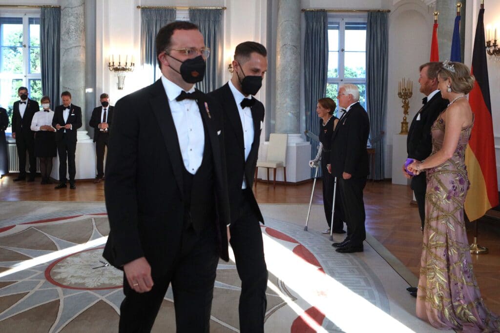Jens Spahn (L) and his husband Daniel Funke attend a banquet at Bellevue Palace. (Christian Marq