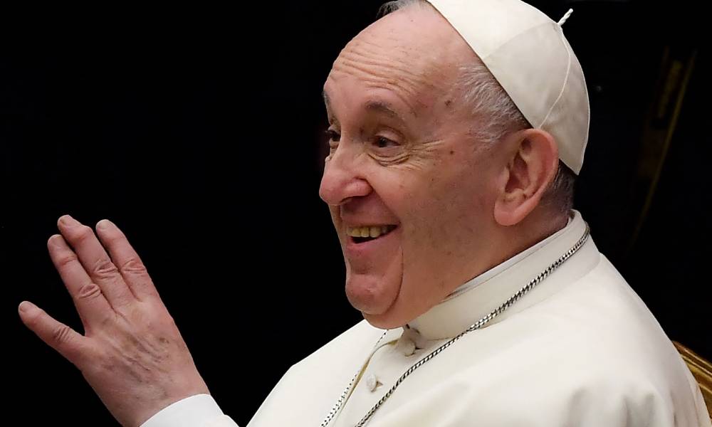 Pope Francis urges parents to support their gay children