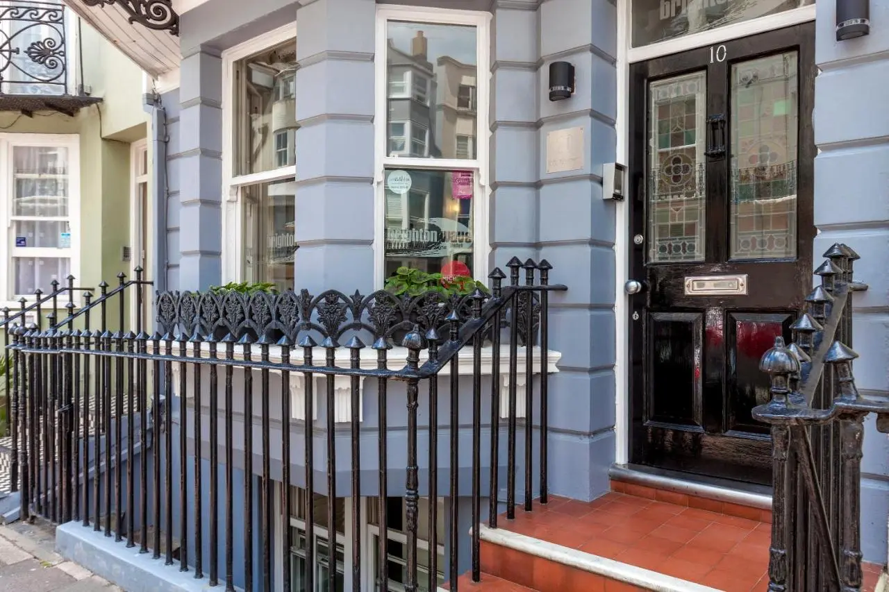 A LGBT+ owned hotel, Brightonwave is located a two-minute walk from the beach.
