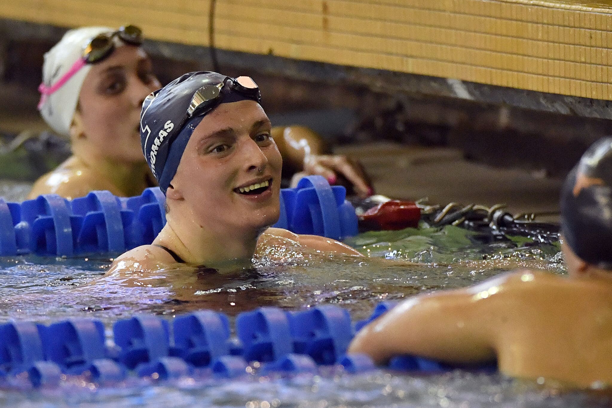 Lia Thomas regarde après avoir remporté le 500 verges nage libre lors du championnat féminin de natation et de plongeon de la Division I de la NCAA 2022