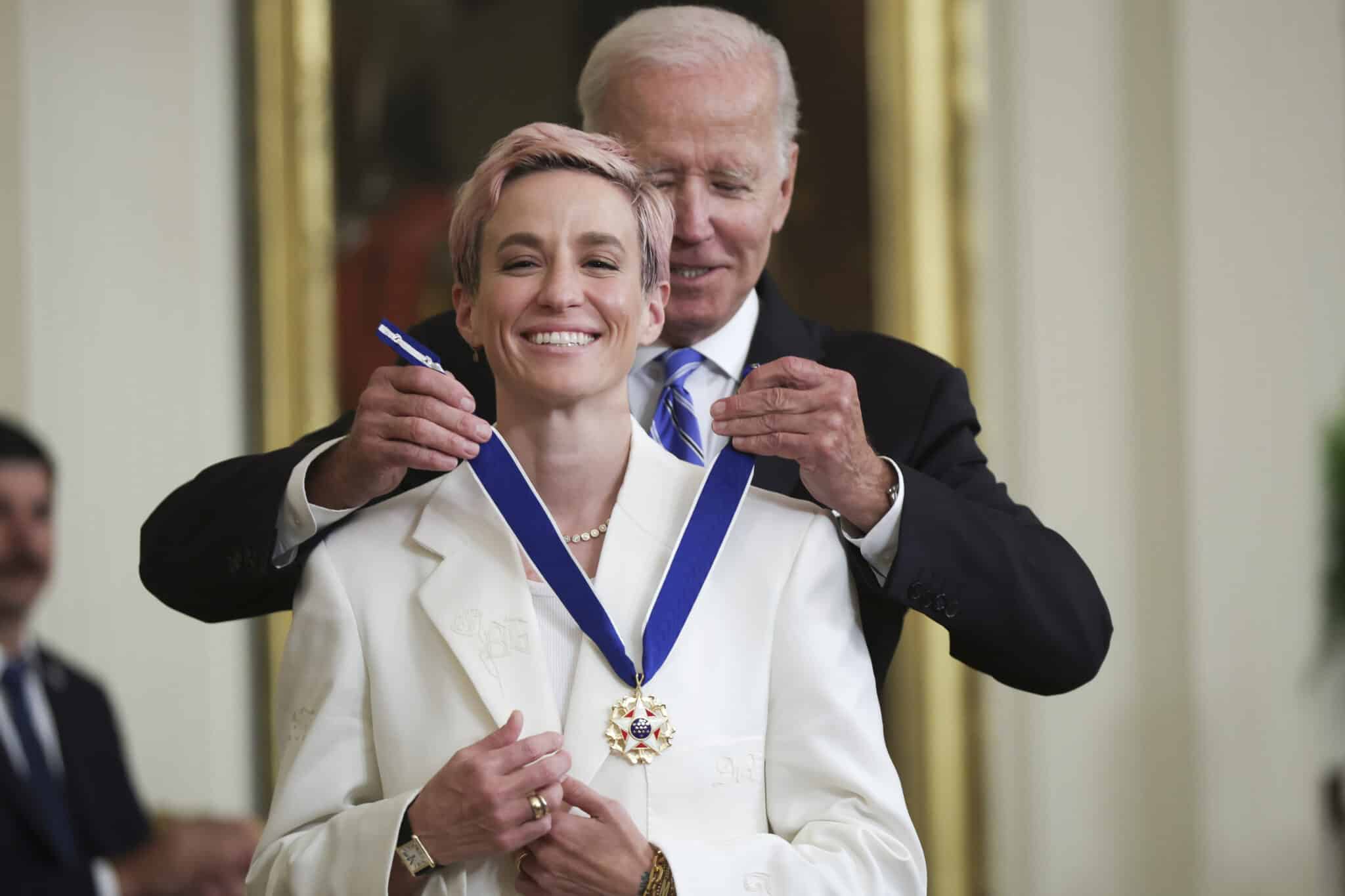 Le président américain Joe Biden remet la Médaille présidentielle de la liberté à Megan Rapinoe, joueuse de football et défenseure de l'égalité salariale entre les sexes, lors d'une cérémonie dans la salle Est de la Maison Blanche le 7 juillet 2022 à Washington, DC. 