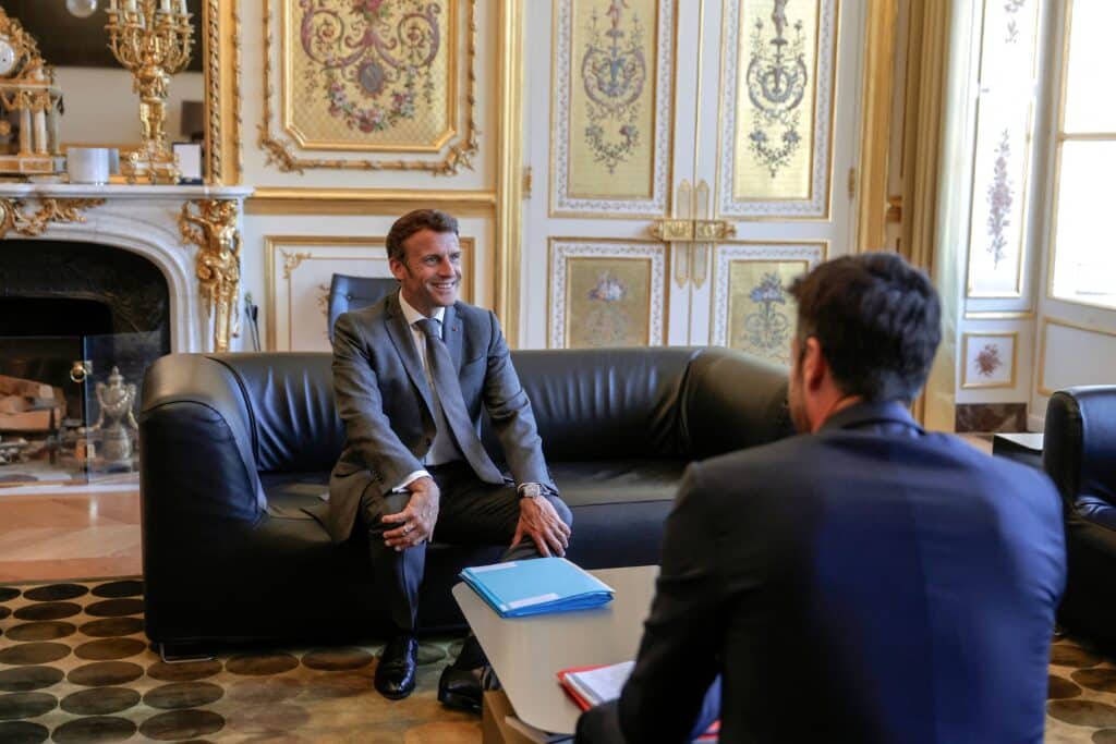 Le président français Emmanuel Macron (à gauche) pose avec le chef des Jeux Olympiques de Paris 2024 Tony Estanguet (à droite) lors d'une réunion à l'Elysée à Paris, le 25 juillet 2022.