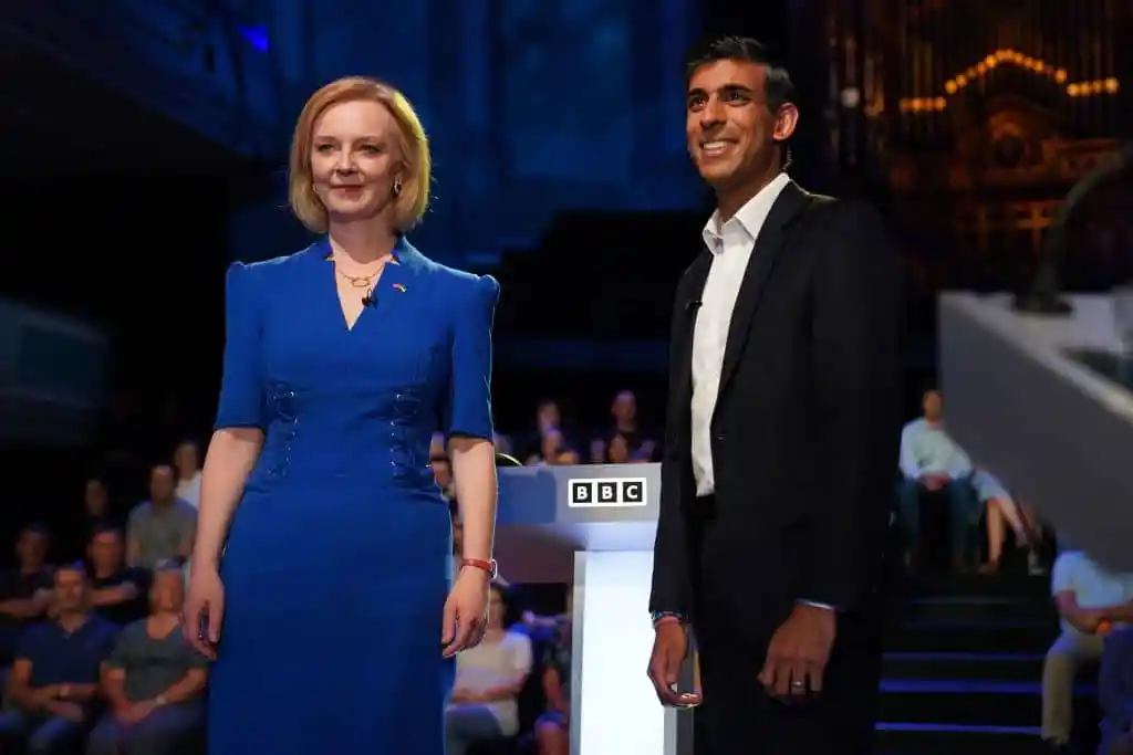 Liz Truss (L) et Rishi Sunak, qui se présentent pour devenir le prochain Premier ministre du pays, arrivent pour participer à l'émission « The UK's Next Prime Minister: The Debate » de la BBC.