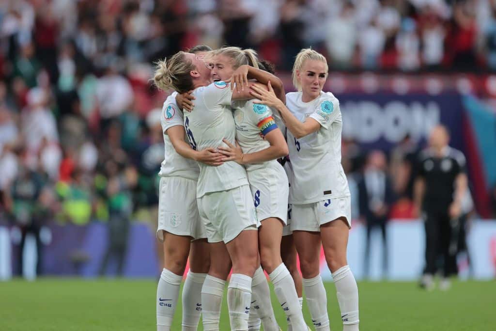 Leah Williamson, d'Angleterre, célèbre la victoire de l'Euro après le match du Championnat d'Europe féminin de l'UEFA entre l'Angleterre et l'Allemagne au stade de Wembley, à Londres, le dimanche 31 juillet 2022. 