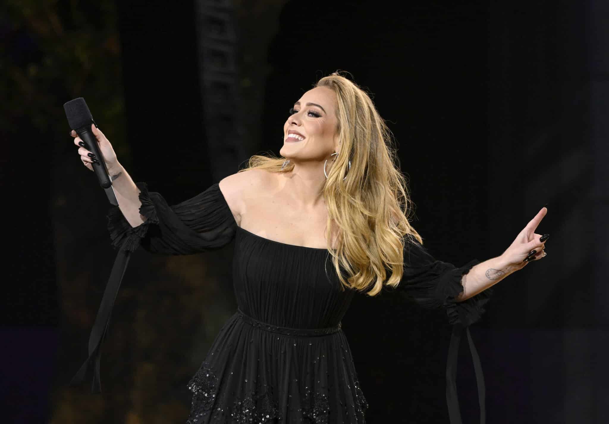 Adele se produit sur scène au BST Hyde Park
