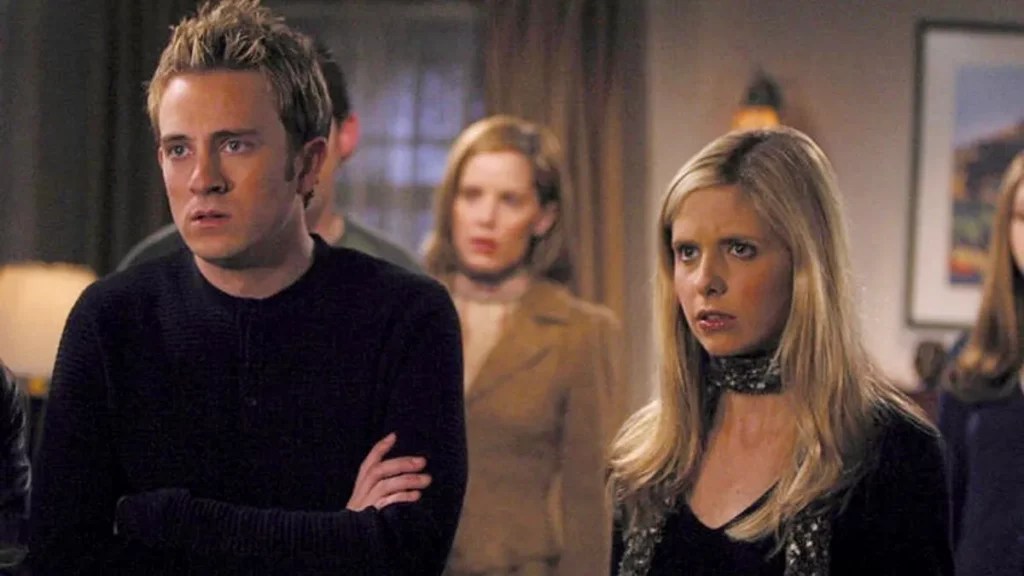Tom Lenk as Andrew and Sarah Michelle Gellar as Buffy in Buffy the Vampire Slayer.