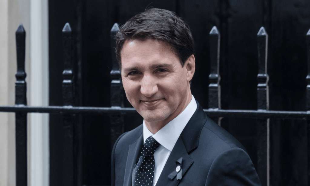 Justin Trudeau se tient devant le 10 Downing Street