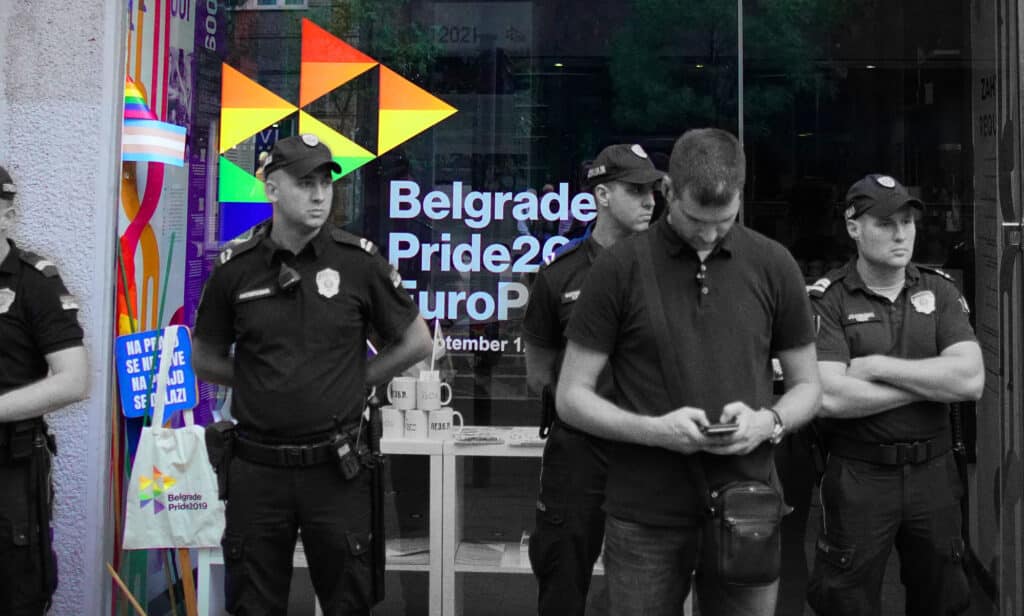 La police sécurise le centre d'information LGBT serbe lors de la 