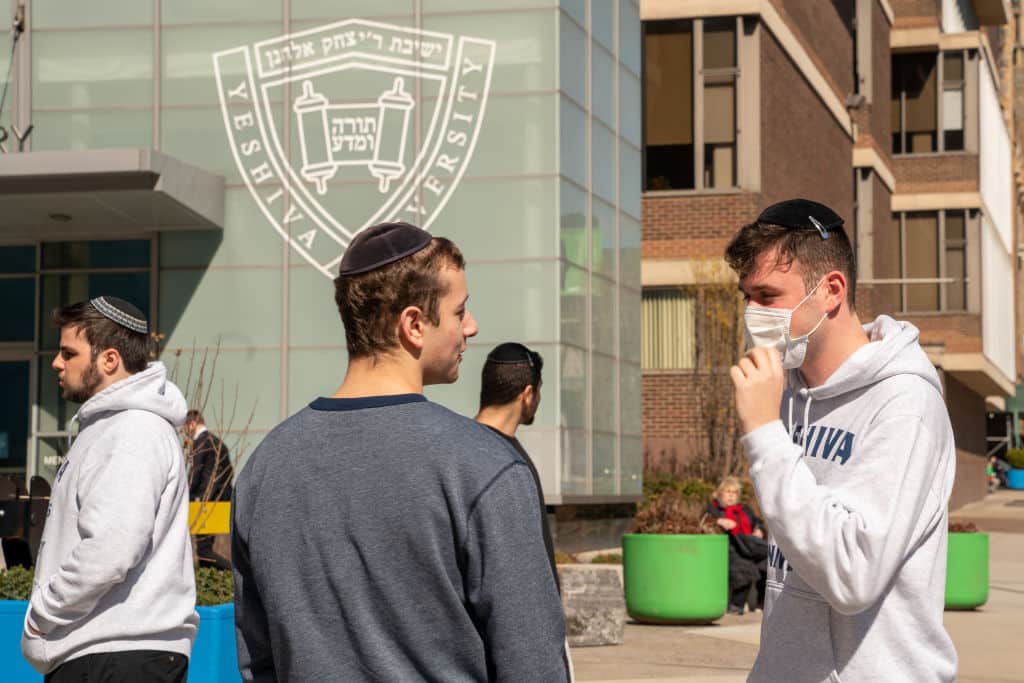 Un étudiant de Yeshiva porte un masque facial sur le terrain de l'université le 4 mars 2020. 
