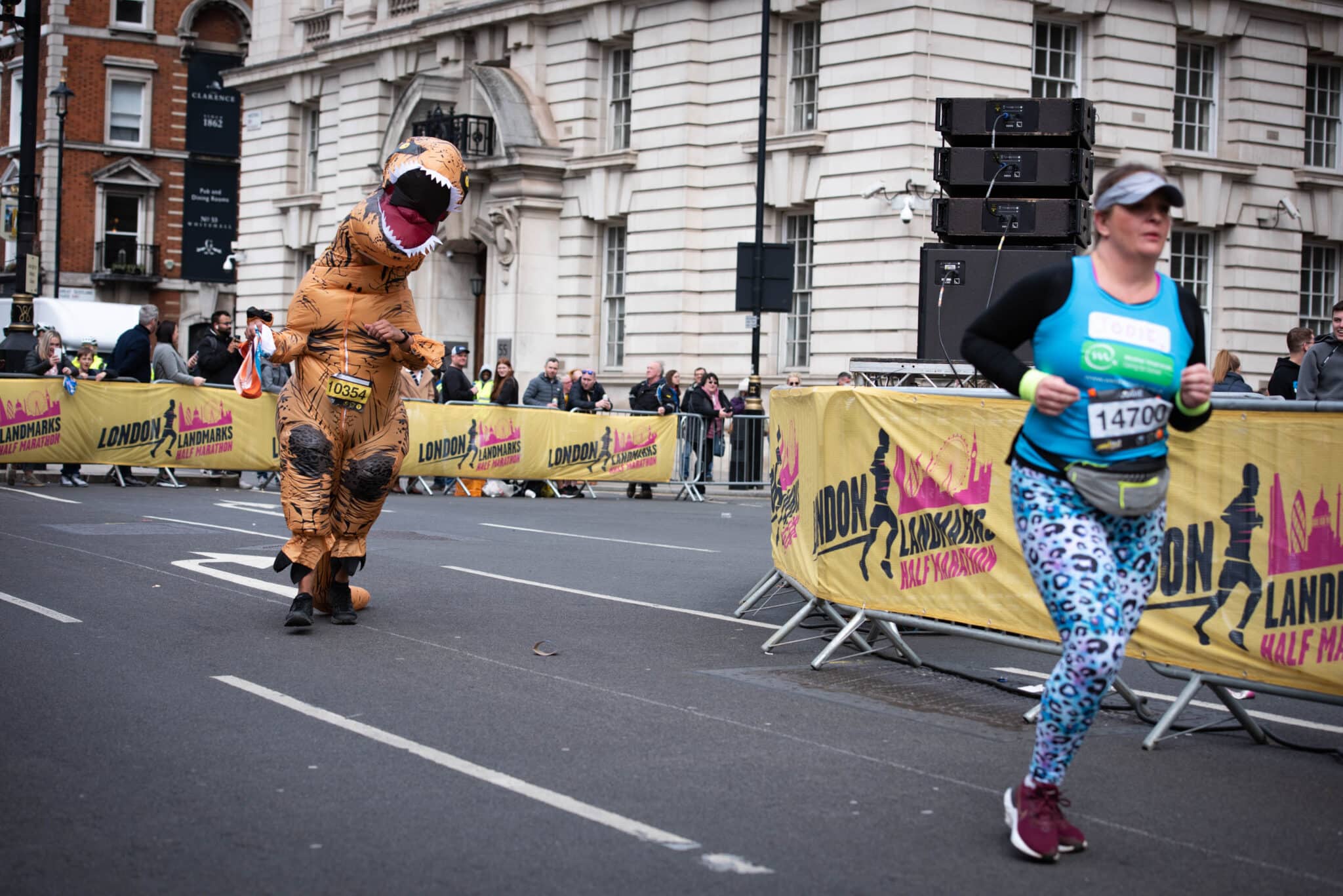 Un coureur déguisé en dinosaure s'approche de la ligne d'arrivée lors du demi-marathon de Londres à travers Westminster et la ville