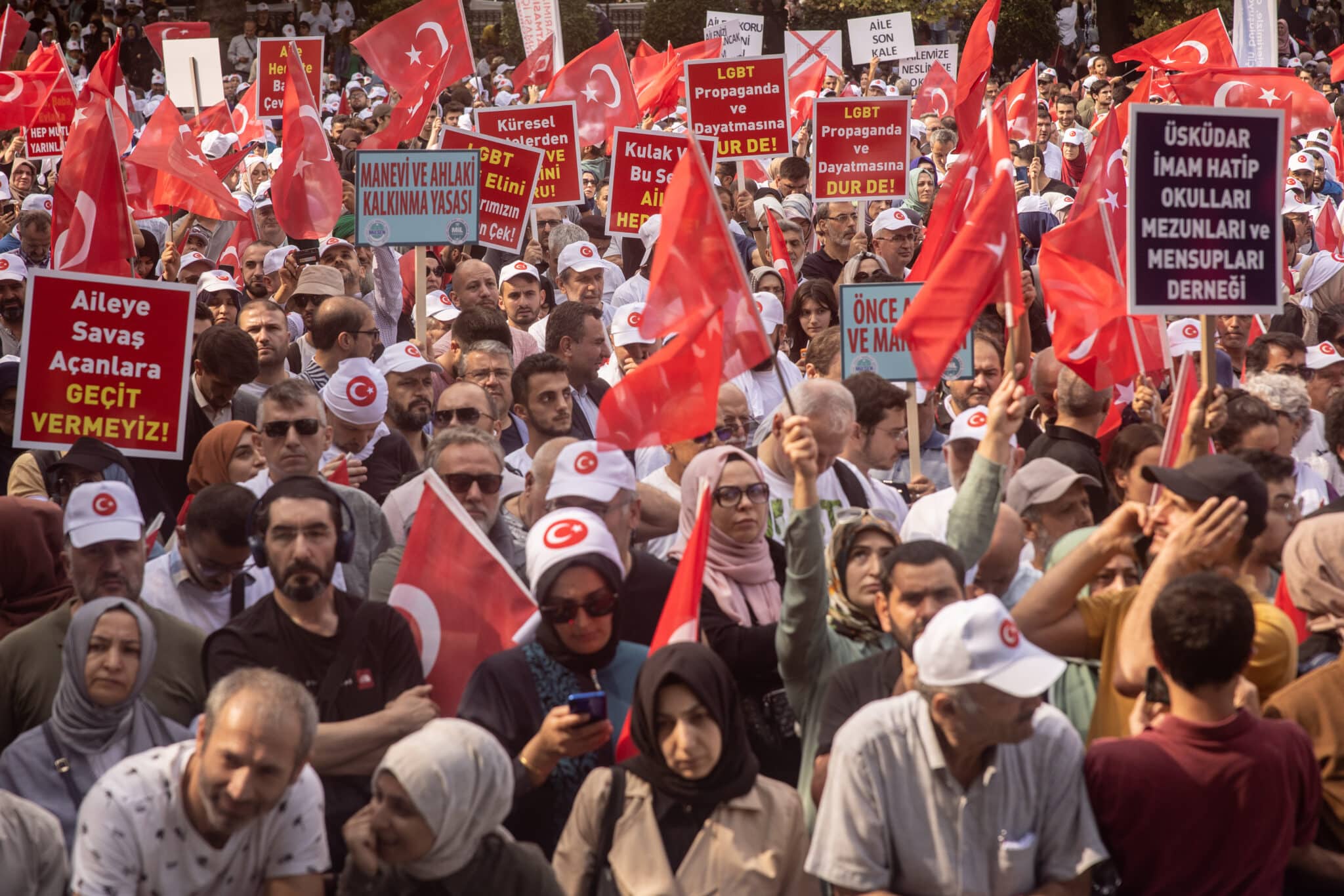 Des manifestants assistent à un rassemblement anti-LGBTQ+ à Istanbul le 18 septembre 2022 