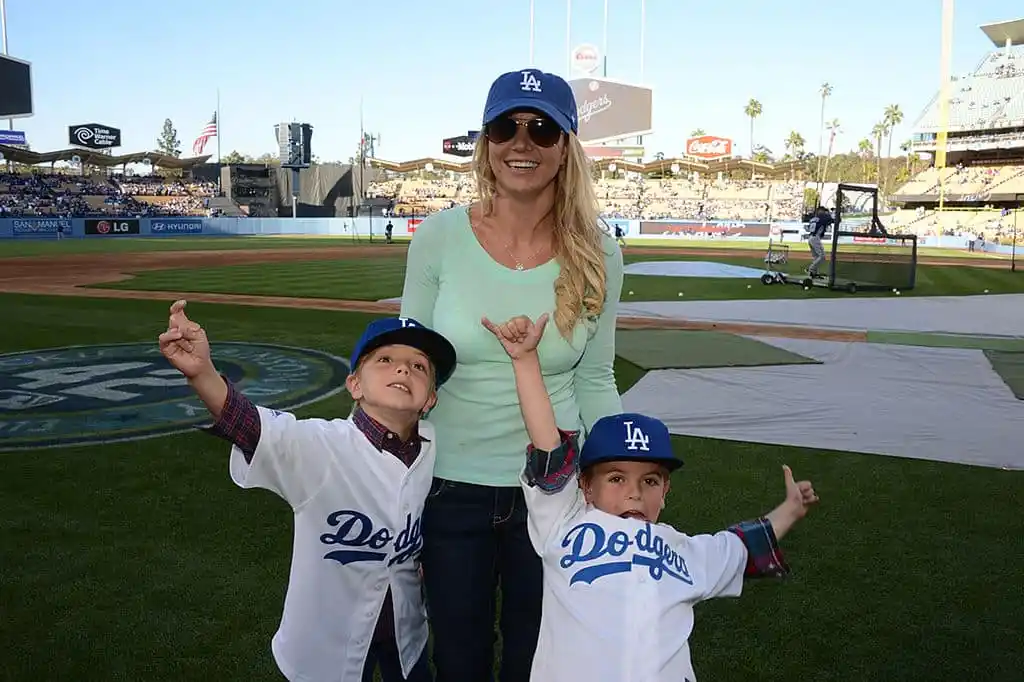 Britney Spears pose avec ses fils Jayden James Federline (L) et Sean Preston Federline (R).